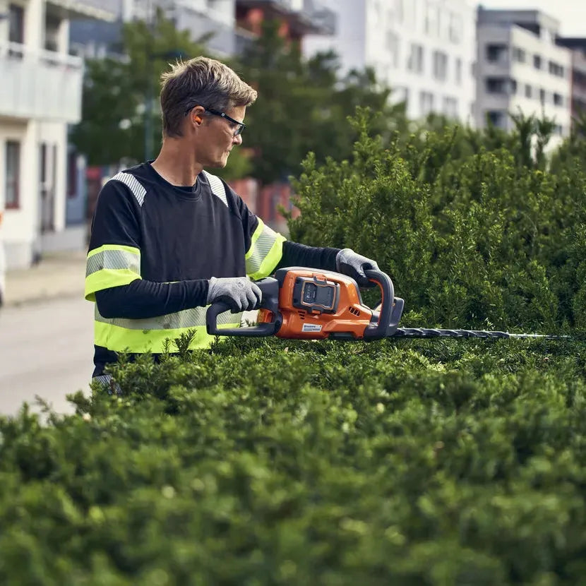 Husqvarna-Husqvarna 522iHDR60 Battery Hedge Trimmer - Battery hedge trimmer with coarse cut blades and integrated connectivity-Hedge Trimmer-