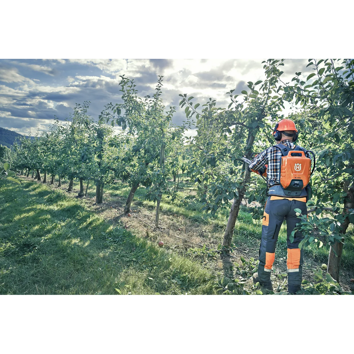 Husqvarna-Husqvarna 535iXP Battery Chainsaw - 14" Chainsaw with Li-Ion Battery with 2.6 kg weight and 20 m/s speed-Chainsaw-