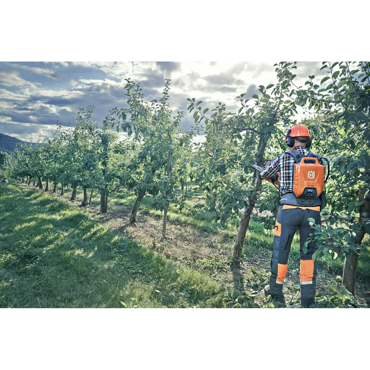 Husqvarna-Husqvarna 535iXP Battery Chainsaw - 14" Chainsaw with Li-Ion Battery with 2.6 kg weight and 20 m/s speed-Chainsaw-