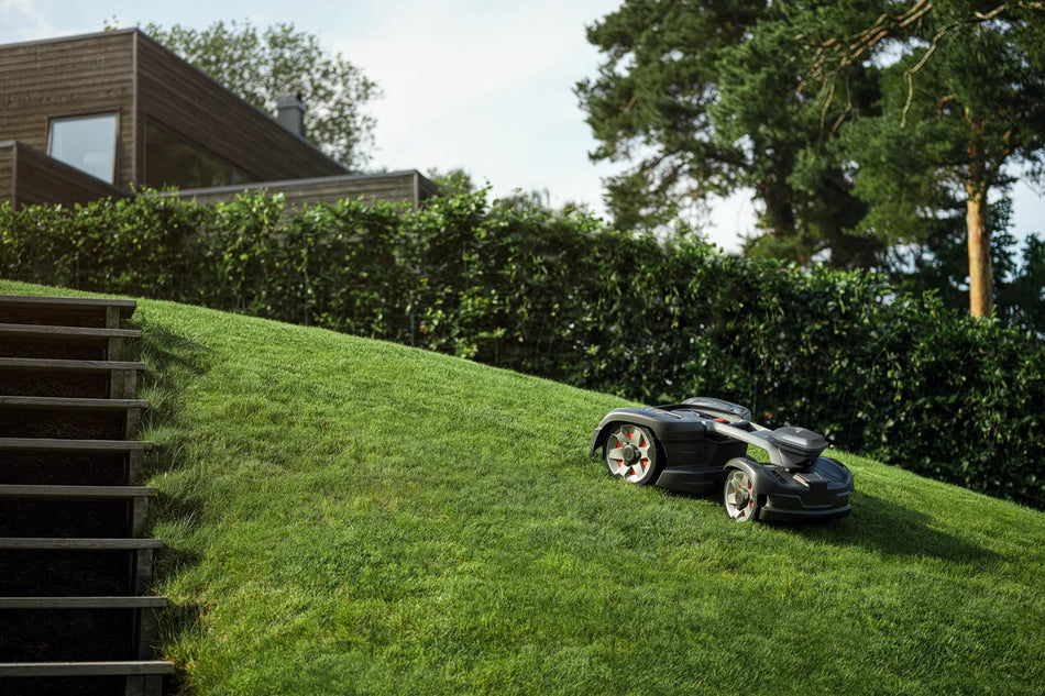 Husqvarna Automower® 435 AWD IQ - Conquering every slope – All-Wheel Drive capability, up to 1.2 acres / 5,000 m² capacity.