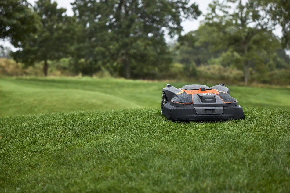 Husqvarna Automower® 580L EPOS® - Wire free robotic mower for precision mowing of golf courses.