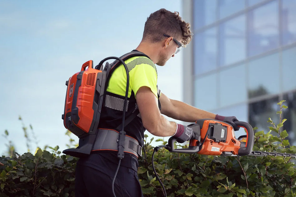 Husqvarna BLi950X Battery - Highly durable 36V backpack battery with 31.1 Ah capacity, for maximum runtime in demanding professional applications.