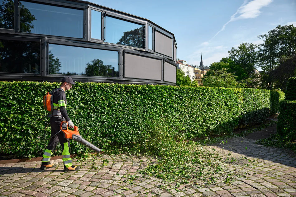 Husqvarna BLi950X Battery - Highly durable 36V backpack battery with 31.1 Ah capacity, for maximum runtime in demanding professional applications.