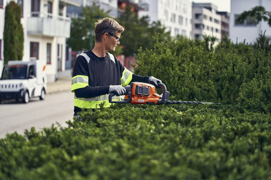 Husqvarna 522iHDR60 Battery Hedge Trimmer - Battery hedge trimmer with coarse cut blades and integrated connectivity