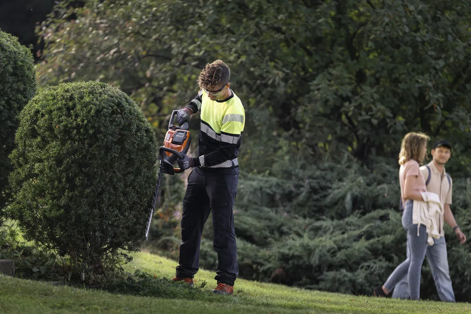 Husqvarna 522iHD60 Battery Hedge Trimmer - Battery hedge trimmer for frequent trimming, featuring integrated connectivity