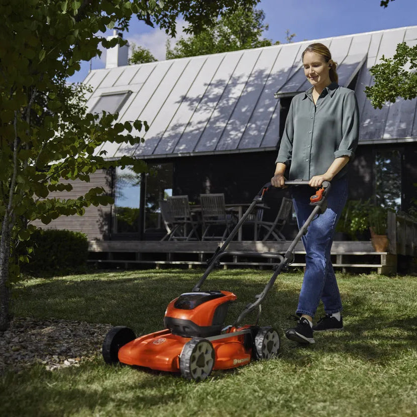 Husqvarna LB 144i Battery Lawn Mower - Battery-powered push lawn mower for small-to-midsize lawns