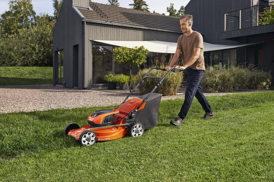 Husqvarna LC142i Battery Mower - 46cm 36V Battery Mower: lightweight yet efficient!