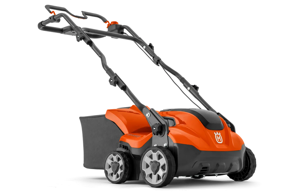 Husqvarna S 138i Scarifier - Efficient, battery-powered scarifier with 2-in-1 function.