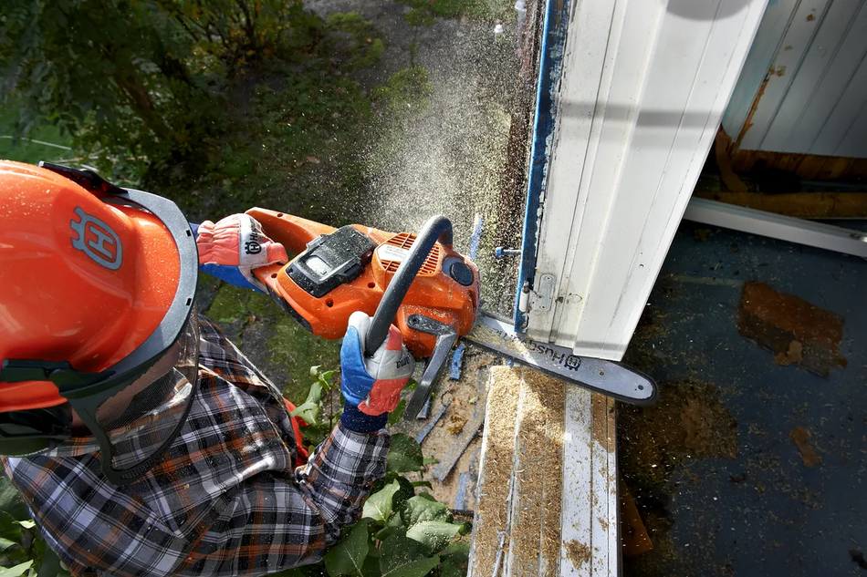 Husqvarna 535iXP Battery Chainsaw - 14" Chainsaw with Li-Ion Battery with 2.6 kg weight and 20 m/s speed