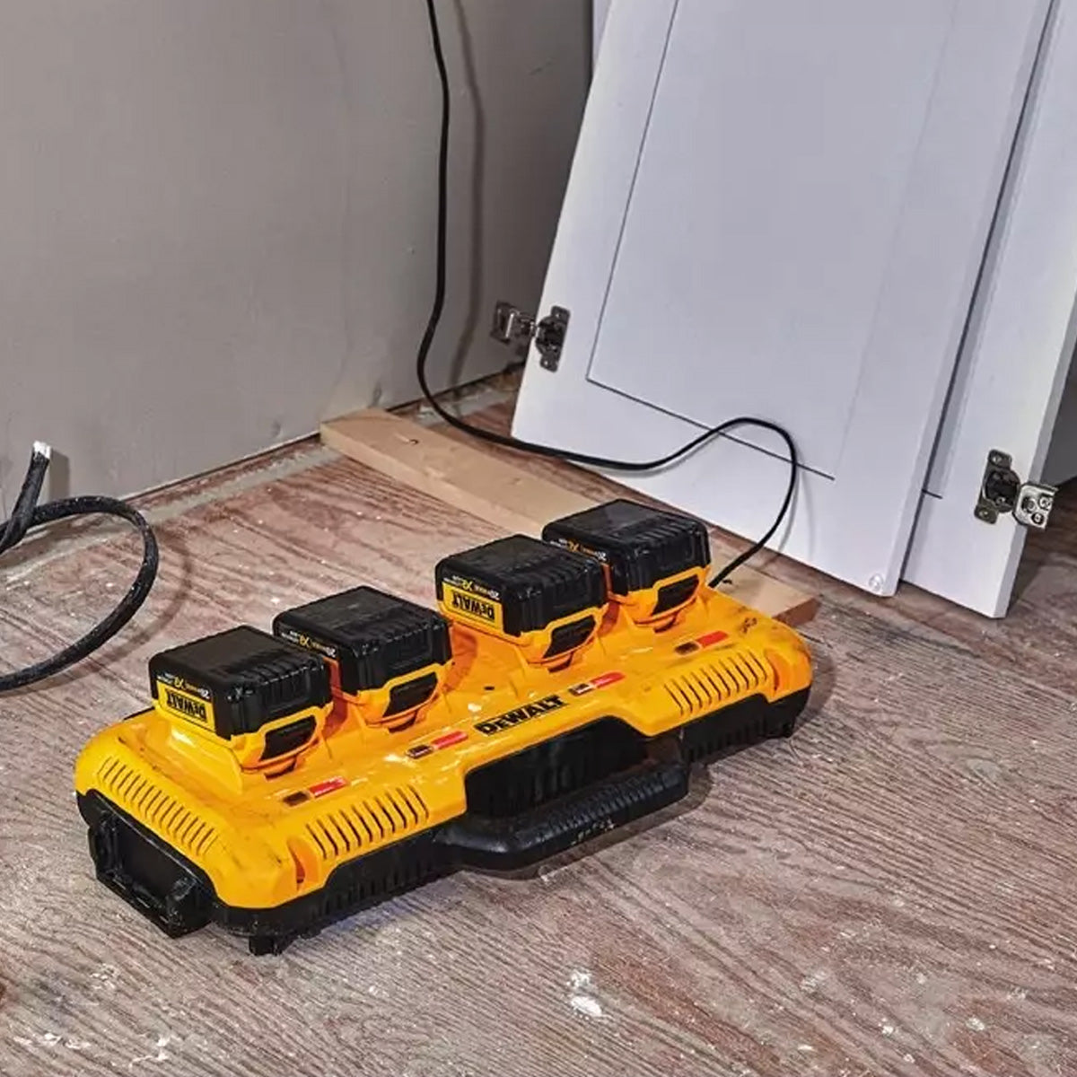 DeWALT-DeWALT 18V XR 4-Port 8A Charger - Multi-voltage charger, fast-charging 4x DeWALT XR batteries simultaneously-Battery Charger-