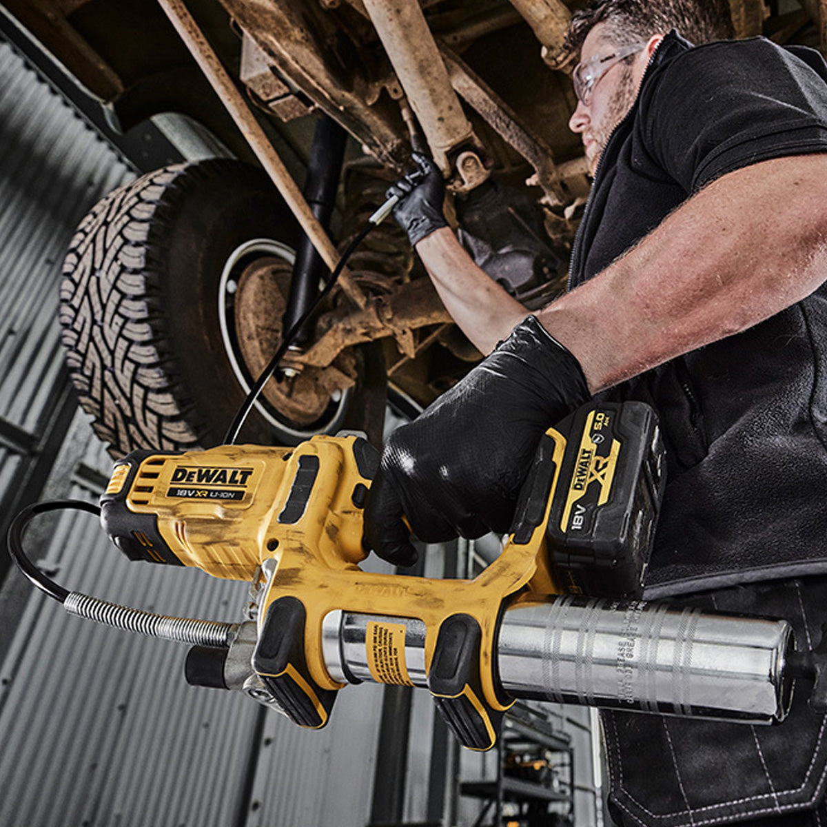 DeWALT-DeWALT 18V XR Grease Gun - 10,000 PSI, 2-speed, ergonomic grip, 1.2m long hose, variable speed trigger-Grease Gun-