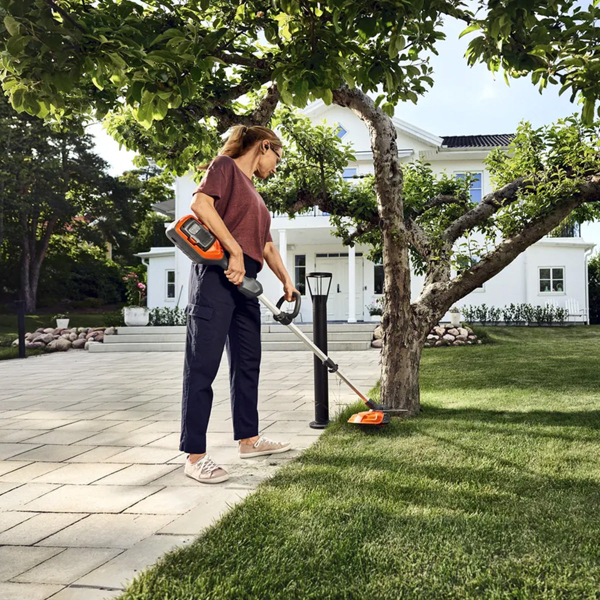 Husqvarna-Husqvarna 215iL Battery Trimmer - Premium-quality, battery grass trimmer-Battery Grass Trimmer-