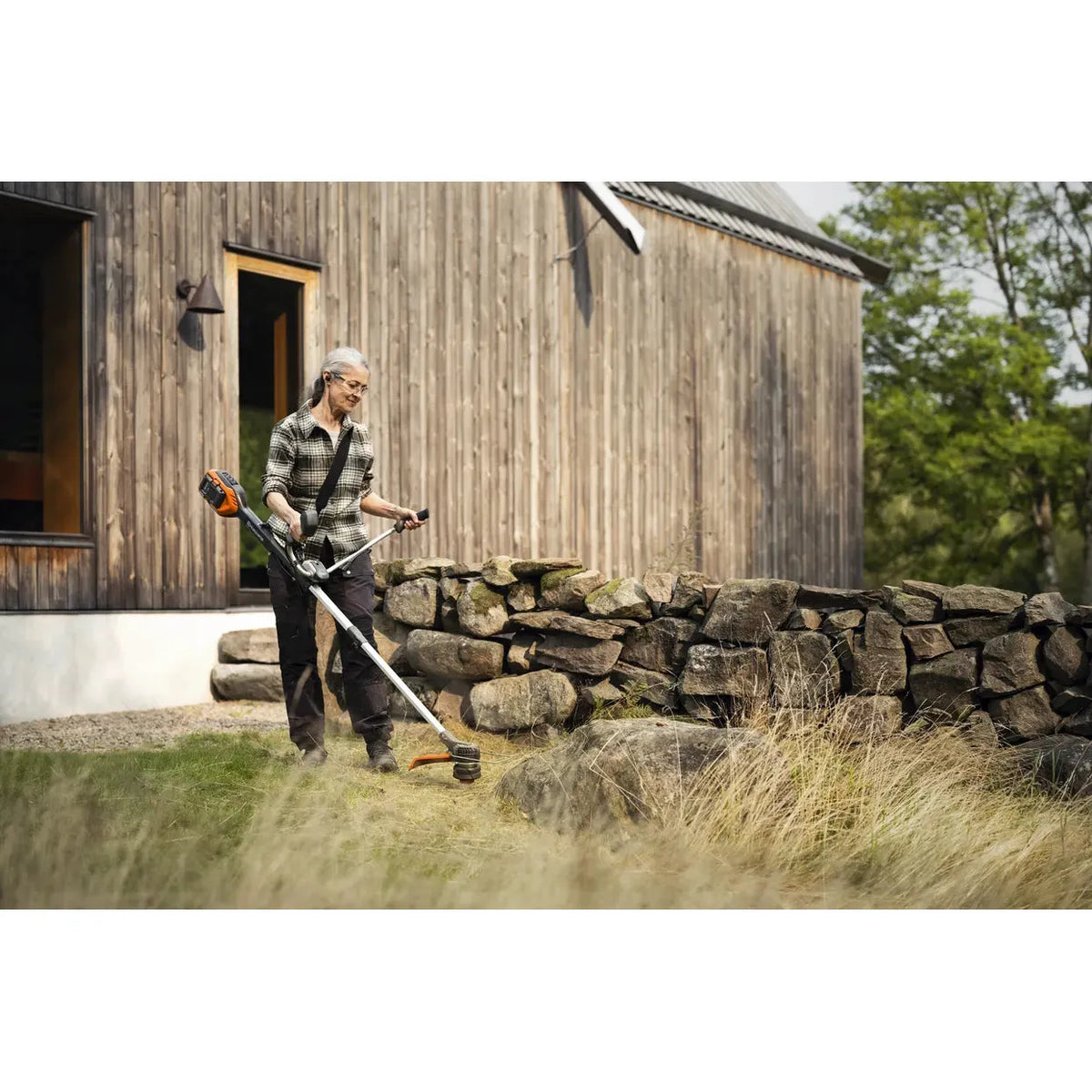 Husqvarna-Husqvarna 220iR Grass Trimmer - Powerful and ergonomic trimmer designed for easy storage.-Grass Trimmer-