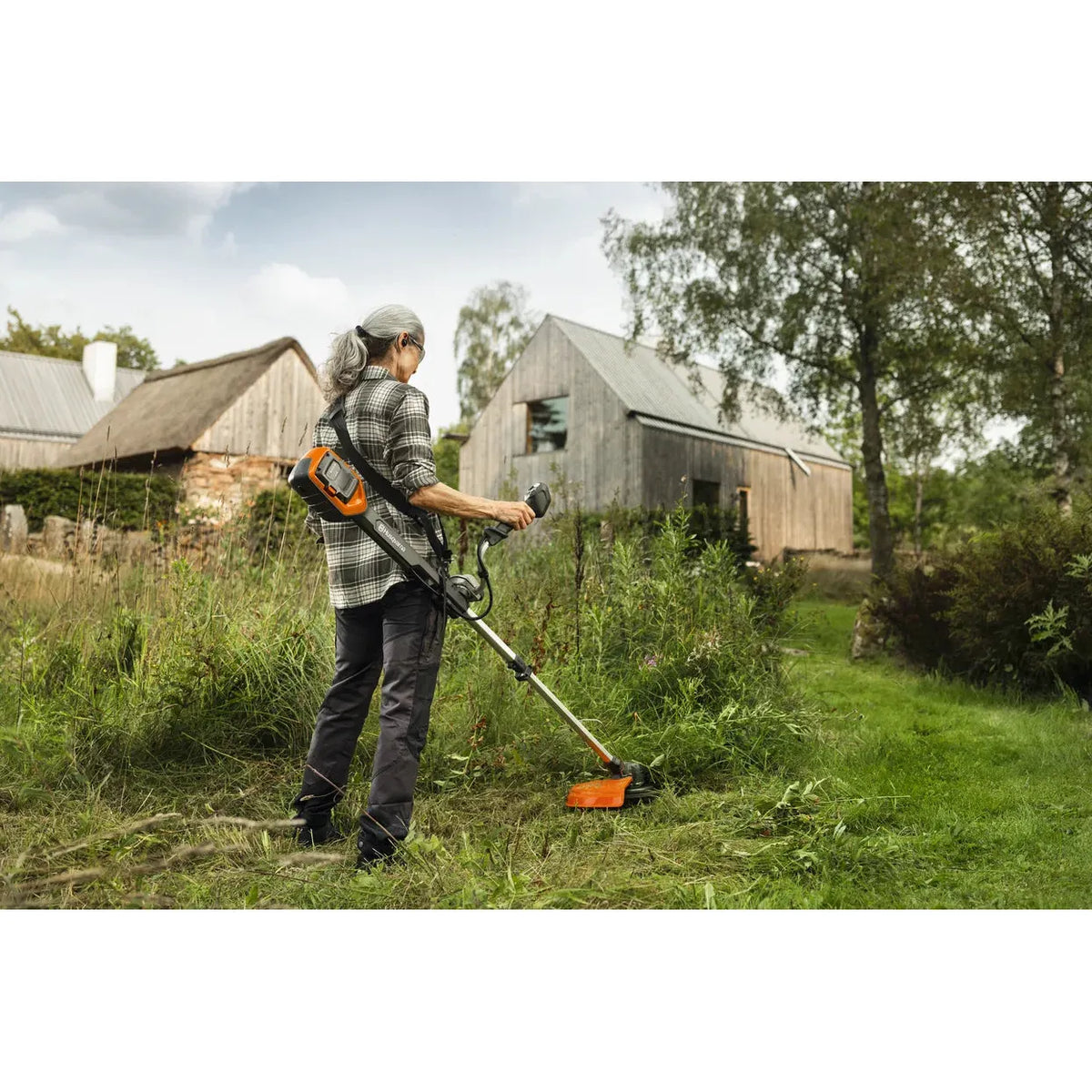 Husqvarna-Husqvarna 220iR Grass Trimmer - Powerful and ergonomic trimmer designed for easy storage.-Grass Trimmer-