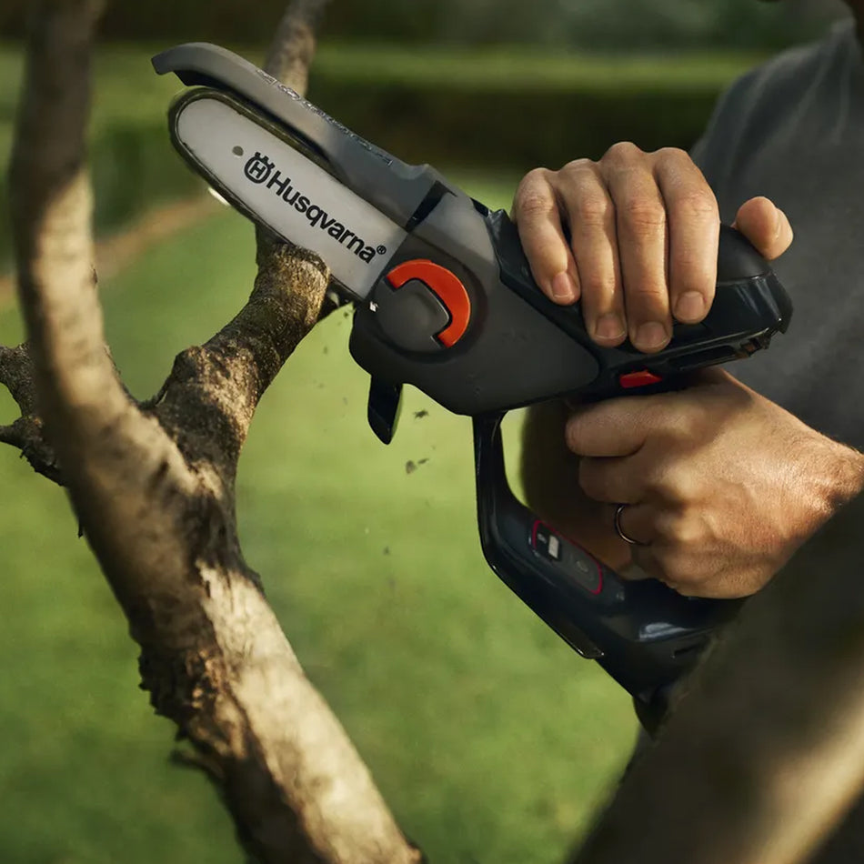 Husqvarna-Husqvarna Aspire P5 18V Pruner Kit - Powerful 18V handheld battery pruner kit - cuts up to 75mm wide branches!-Pruning Saw Kit-